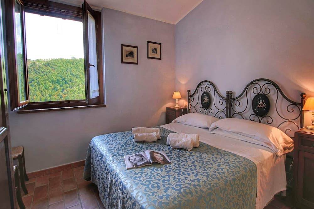 Pet-Friendly Cottage with pool in Bettona, Perugia Province