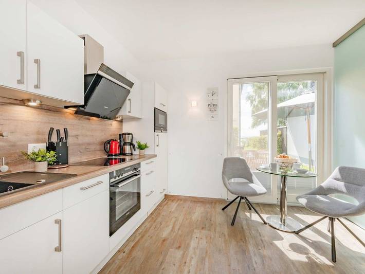 Ganze Ferienwohnung, Ferienhaus Kuschelnest modern eingerichtet mit Sonnenterrasse - Gemütliche Ferienwohnung mit Terrasse & Haffblick – ruhige Lage am See in Kamminker Strand, Kamminke