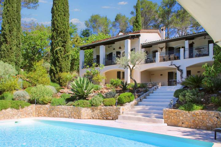 Gîte pour 10 personnes, avec piscine, adapté aux familles à Taradeau