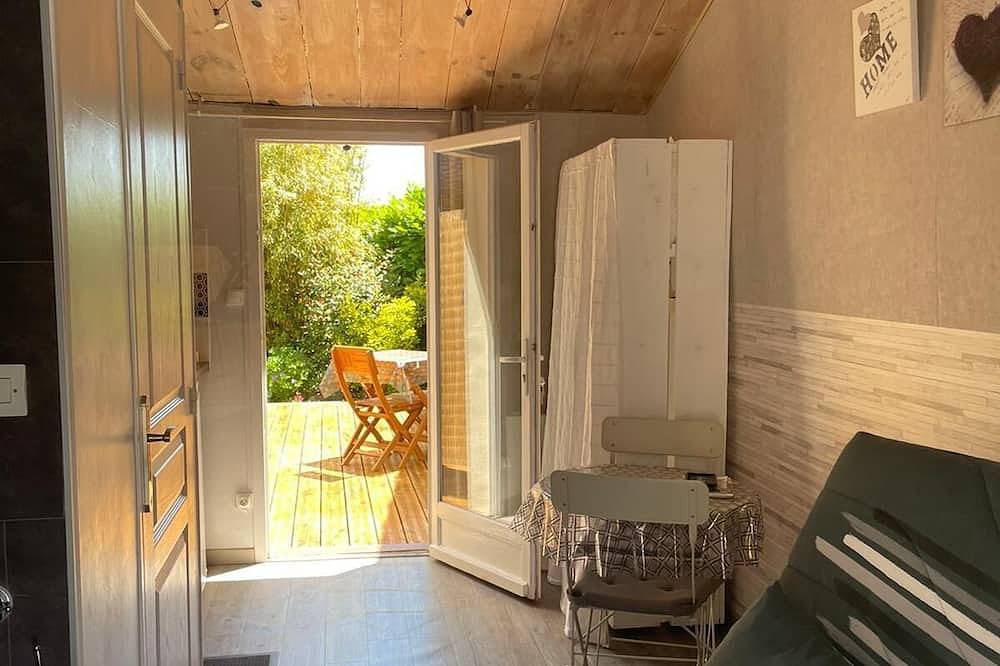 Apartamento entero, Estudio Arvert con terraza y jardín a 12,7 km de la costa salvaje. in Arvert, Côte de Beauté