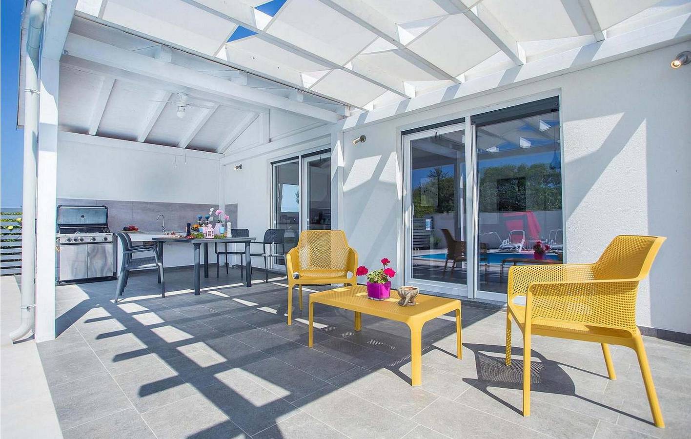 Modernes Apartment, 1 km vom Strand entfernt, mit Terrasse, Parkplatz und WLAN in Stinjan, Pula