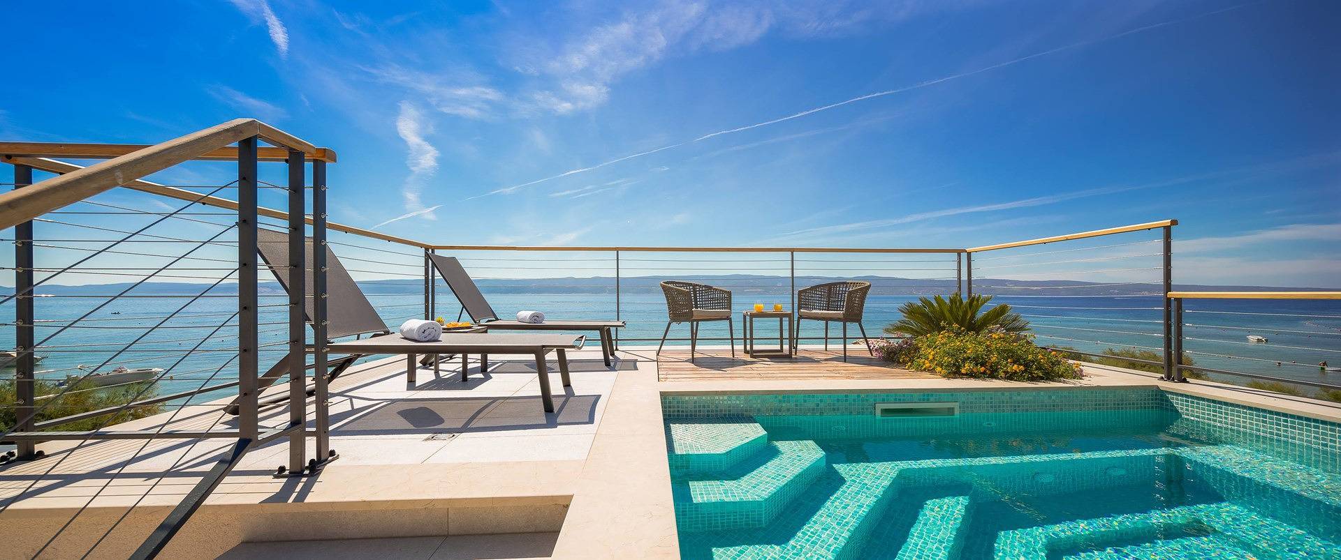 Strandvilla Flores, 2 private Pools, Whirlpool in Duće, Omis-Riviera