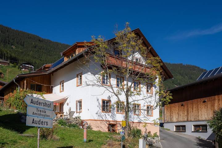 Ferienwohnung für 2 Personen, mit Balkon und Garten sowie Ausblick in Wenns