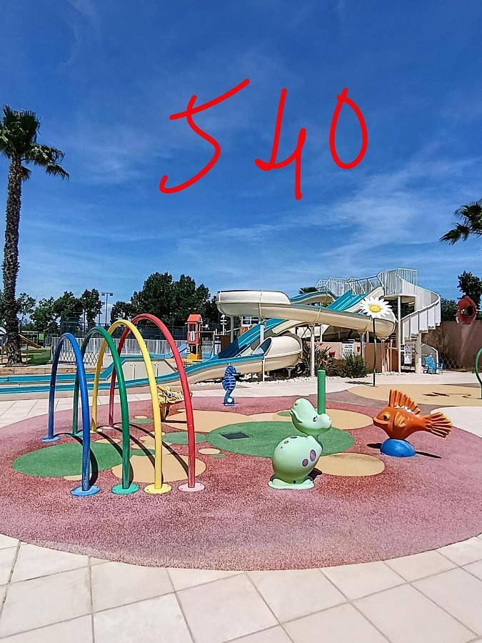 Camping pour 6 personnes, avec jacuzzi et sauna ainsi que piscine et terrasse