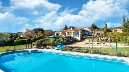 Gîte pour 6 personnes, avec terrasse ainsi que piscine et jardin à Félines-Minervois