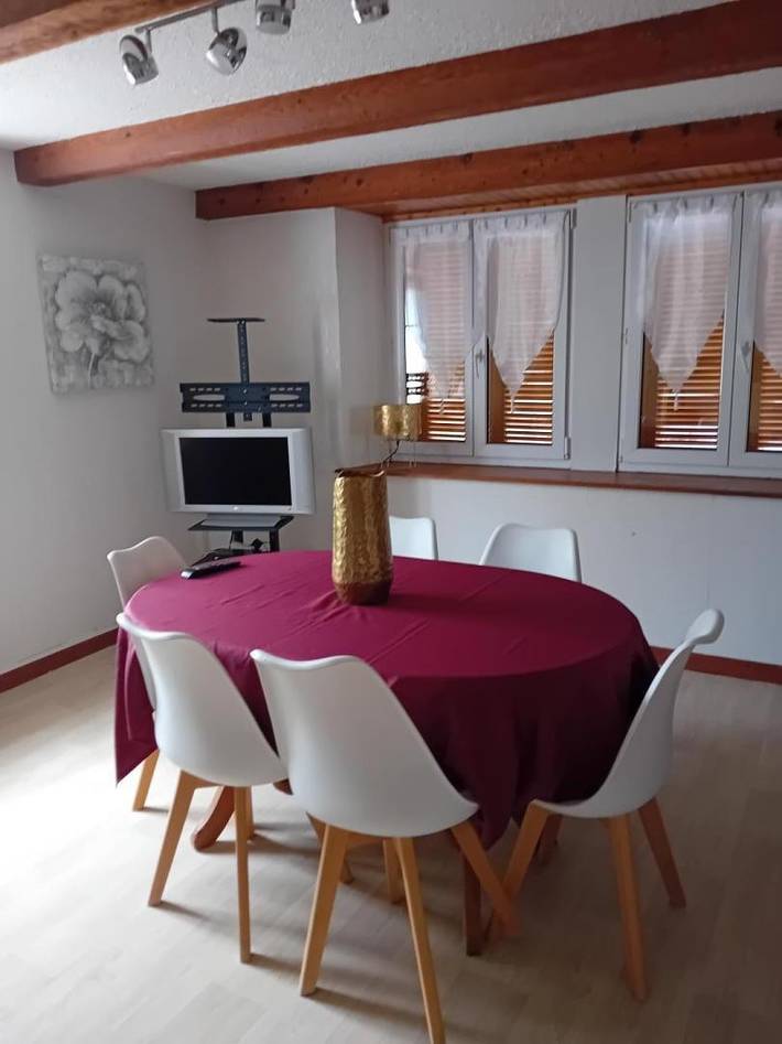 Gîte pour 4 personnes, avec jardin dans Chamesol