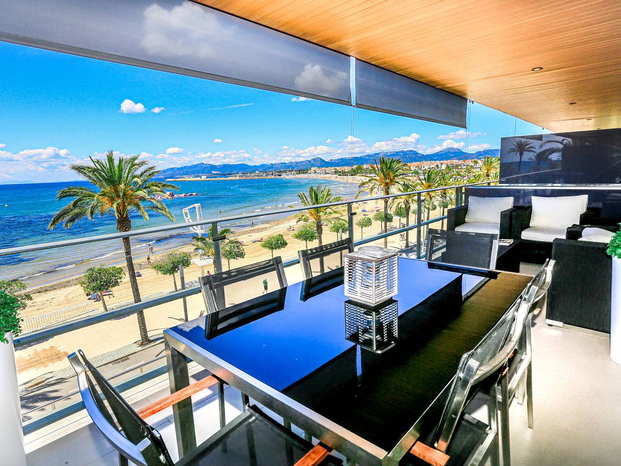 Entire apartment, Seafront Apartment with Terrace and Pool in Cambrils in Cambrils, Costa Dorada
