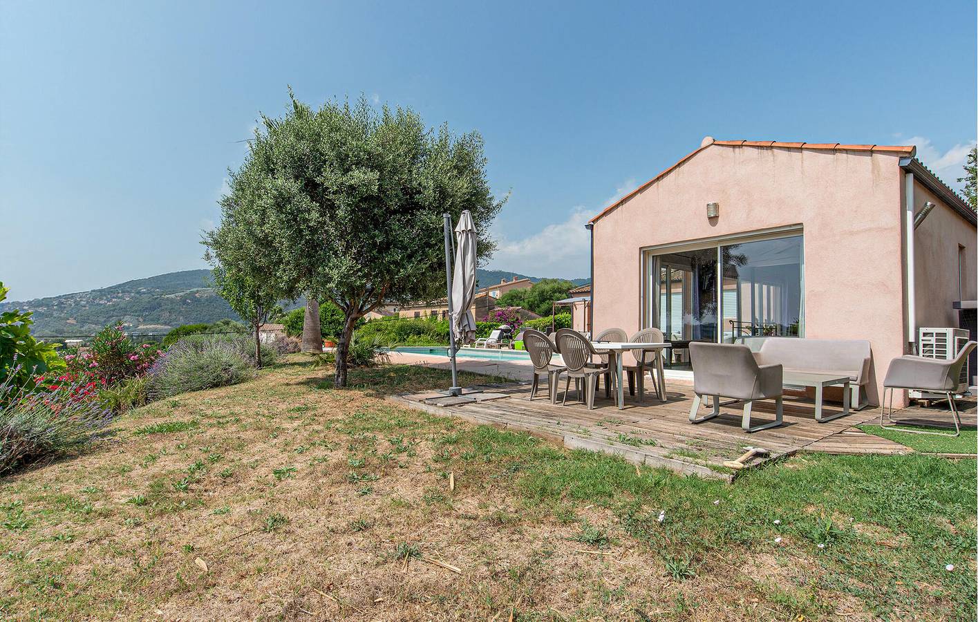 Gezellig Appartement met Zwembad en Terras, Parkeergarage, WiFi in Pégomas in La Roquette-sur-Siagne, Cannes regio