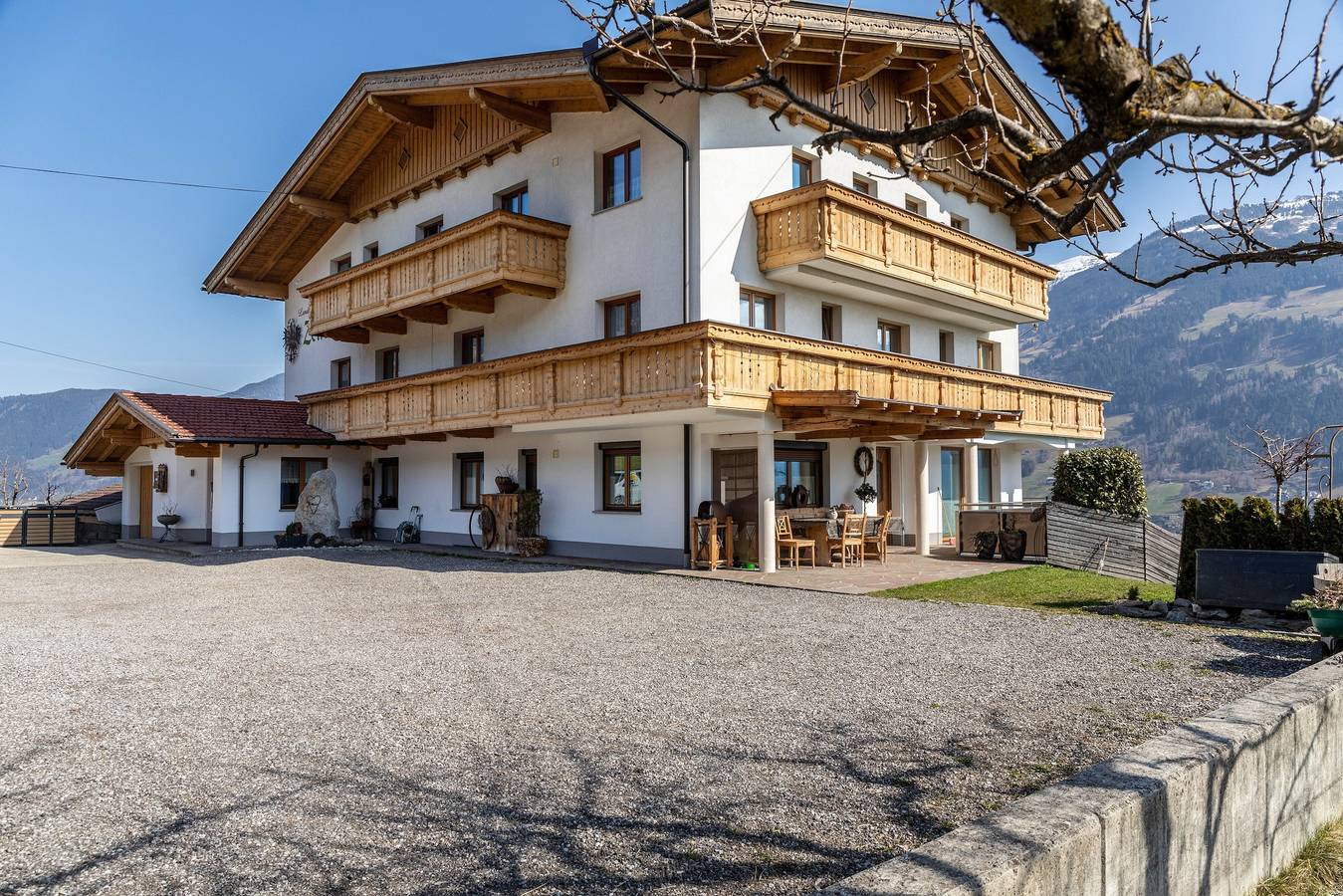 Ganze Wohnung, Apartment Landhaus Zeller: 3 Schlafzimmer, Bergblick, Garten & Wlan in Tuxer Alpen, Fügenberg