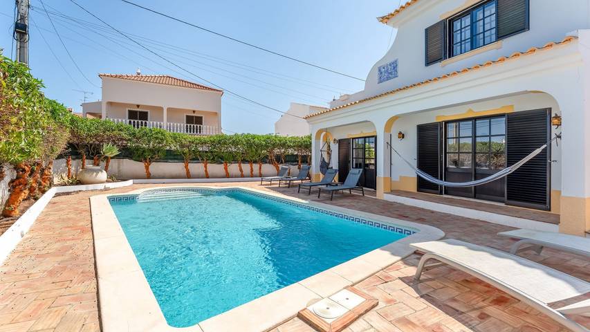 Casa de férias para 6 pessoas, com jardim e piscina em Altura