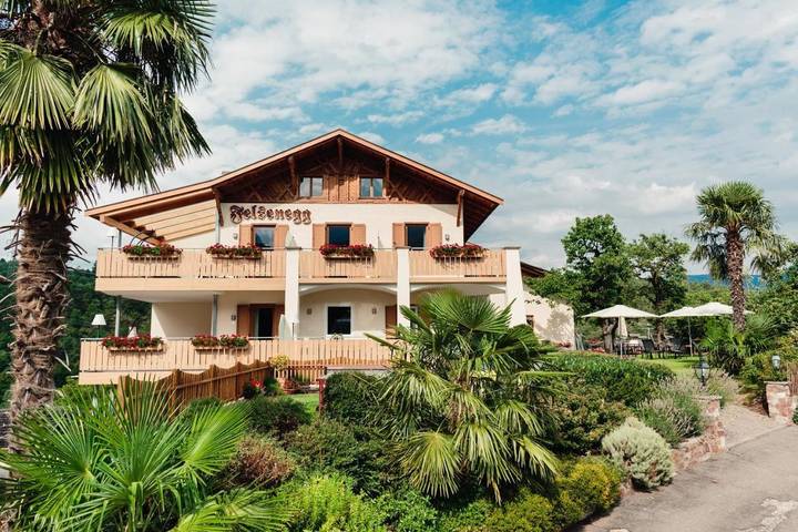 Gästehaus für 2 Personen, mit Balkon und Terrasse sowie Garten und Ausblick in Tisens