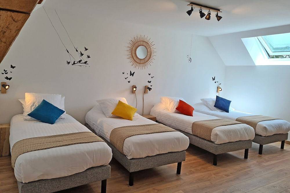 Grande maison rénovée avec étang privé, parc arboré et jeux extérieurs - Idéale pour familles et amis in Aron, Mayenne