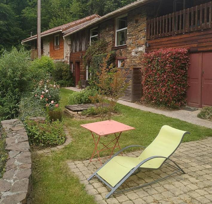 Gîte pour 4 personnes, avec vue et jardin, adapté aux familles à Sengouagnet