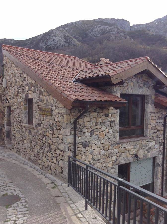 Casa rural para 3 personas, con vistas y terraza, Se admiten mascotas en Parque Nacional de Los Picos de Europa - 2