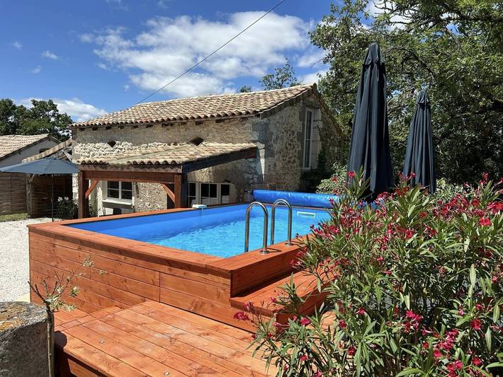 Gîte pour 5 personnes, avec jardin et piscine ainsi que jacuzzi et terrasse, animaux acceptés à Anthé