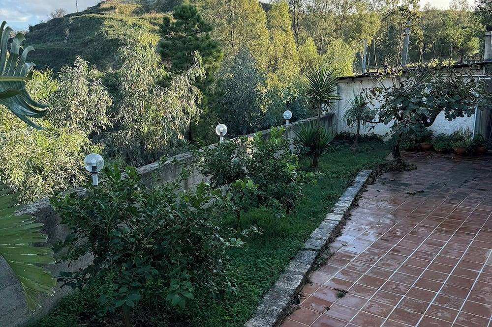 Villa Sotto le Stelle for a relaxing holiday with a view of the Aeolian Islands in Messina, Messina Province