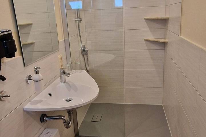 Ganze Wohnung, Apartment-Komfort-Ensuite mit Dusche-Terrasse in Schirgiswalde, Schirgiswalde-Kirschau