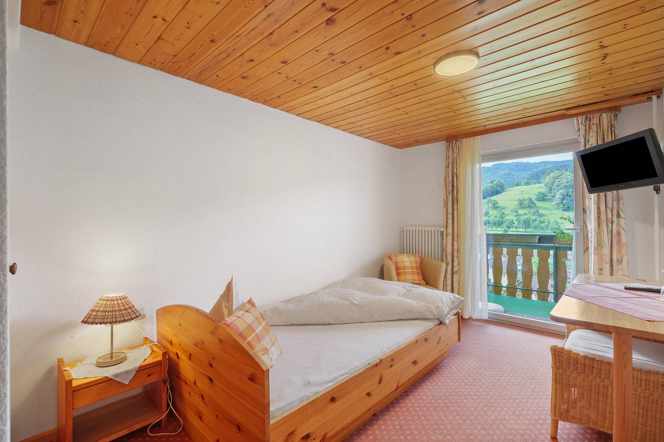 Zimmer '10' mit Bergblick, Gemeinschaftsterrasse und Wi-Fi in Glottertal, Südschwarzwald