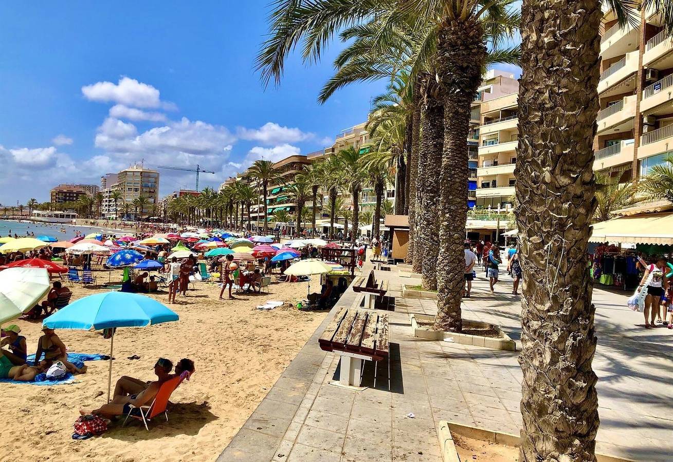 Ganze Wohnung, Ferienwohnung 'Beach Jolanta' mit Meerblick, Wi-Fi und Klimaanlage in Torrevieja Centre, Torrevieja