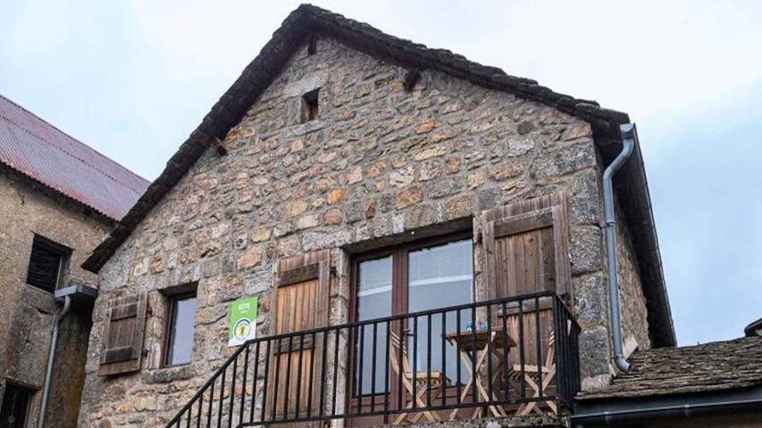 Location de vacances pour 5 personnes, avec piscine et jardin dans L'Aubrac