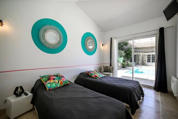 Maison de charme,en lisière de forêt, piscine,6 chambres,3 salles de bain,calme. in Lagarde-Paréol, Vaucluse