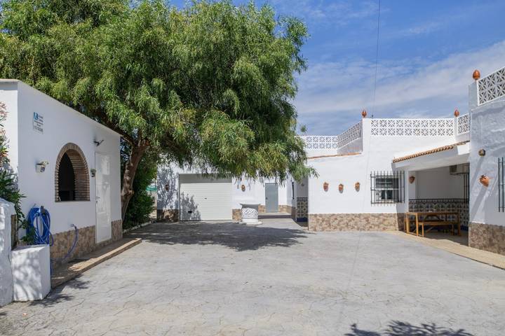Holiday Home 'Francisca' with Shared Pool, Wi-Fi and Air Conditioning in Conil de la Frontera, Costa de la Luz
