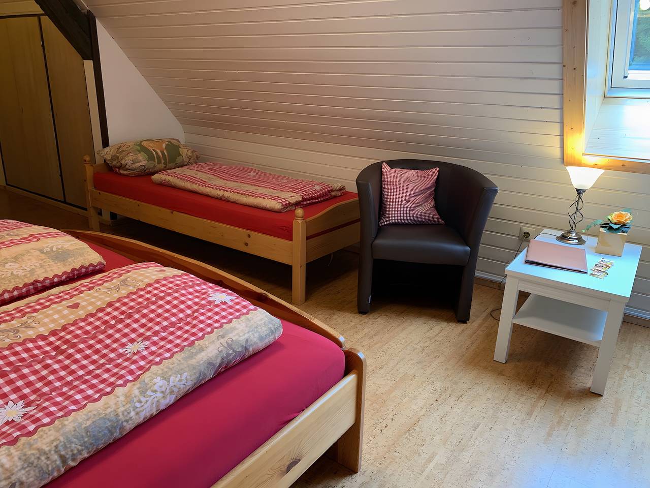 Zimmer 'Dreibettzimmer Mit Balkon' mit Bergblick, Gemeinschaftsterrasse und Wi-Fi in Blasiwald (Schluchsee), Schluchsee