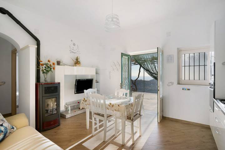 Ganze Wohnung, Ferienwohnung 'Bella Veduta' mit Berg- und Meerblick, WLAN und Klimaanlage in Pianillo, Agerola