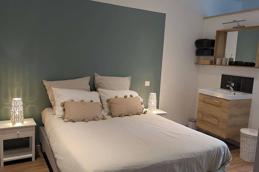 Gîte du Lac des Miroirs 2 à 4 personnes avec piscine privée in Condette, Région de Boulogne-sur-Mer