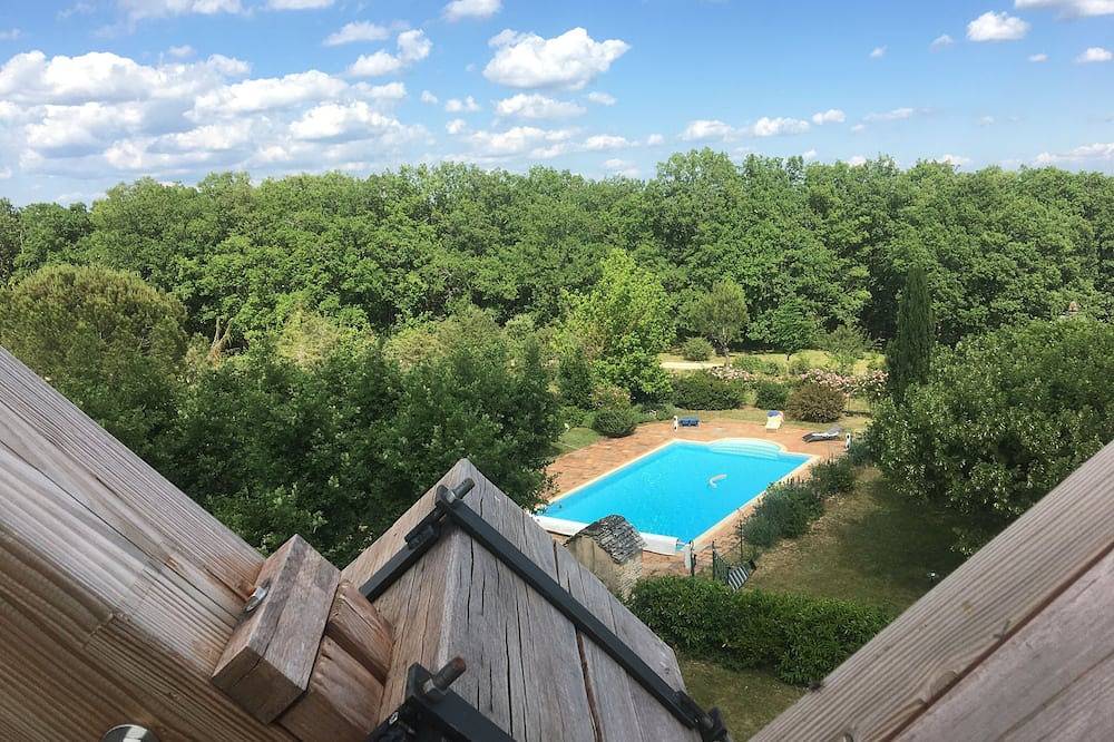 Propriété 2 tours en pierre  vaste jardin clos ombragé grande piscine 12m X 6 m in Saint-Chels, Quercy
