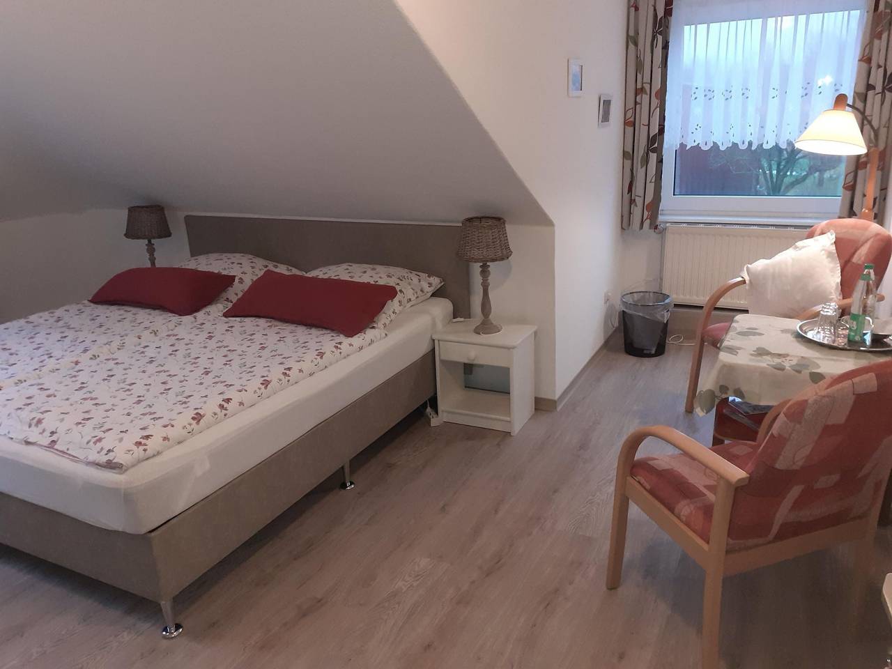 Ganze Ferienwohnung, Doppelzimmer mit Frühstück in Pilsum, Krummhörn