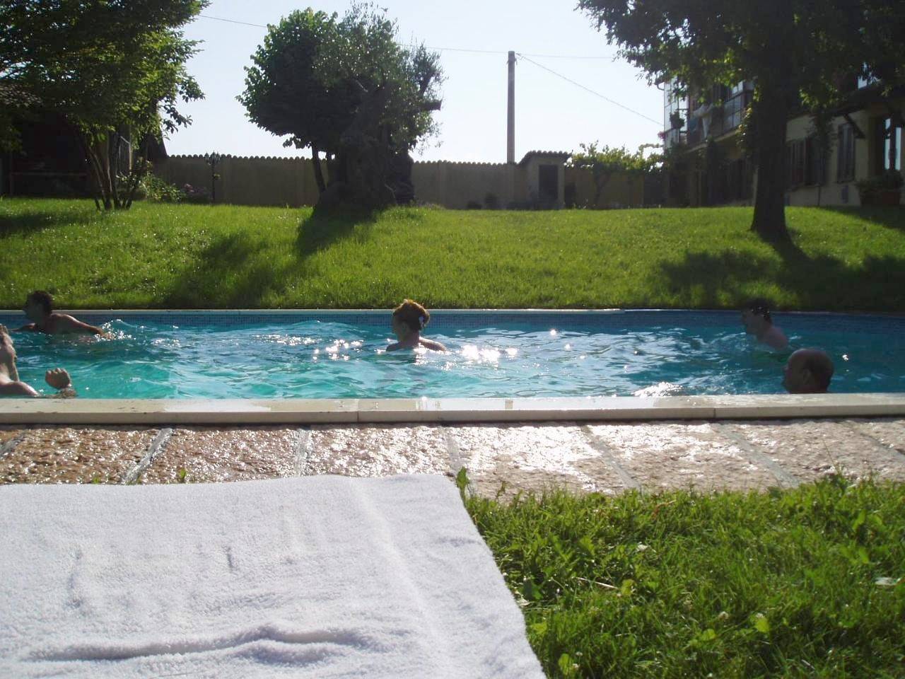 Cascina tra le vecchie vigne con piscina in Canale, Langhe