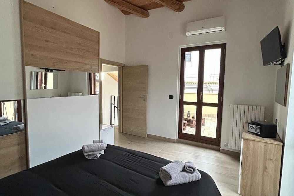 Double room with en suite bathroom and terrace with view in Spoltore, Costa Adriatica Abruzzo