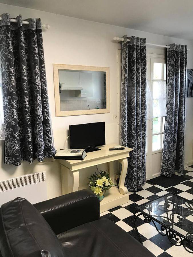 Gîte pour 8 personnes, avec piscine ainsi que vue et jardin, animaux acceptés à Monthou-sur-Cher - 4