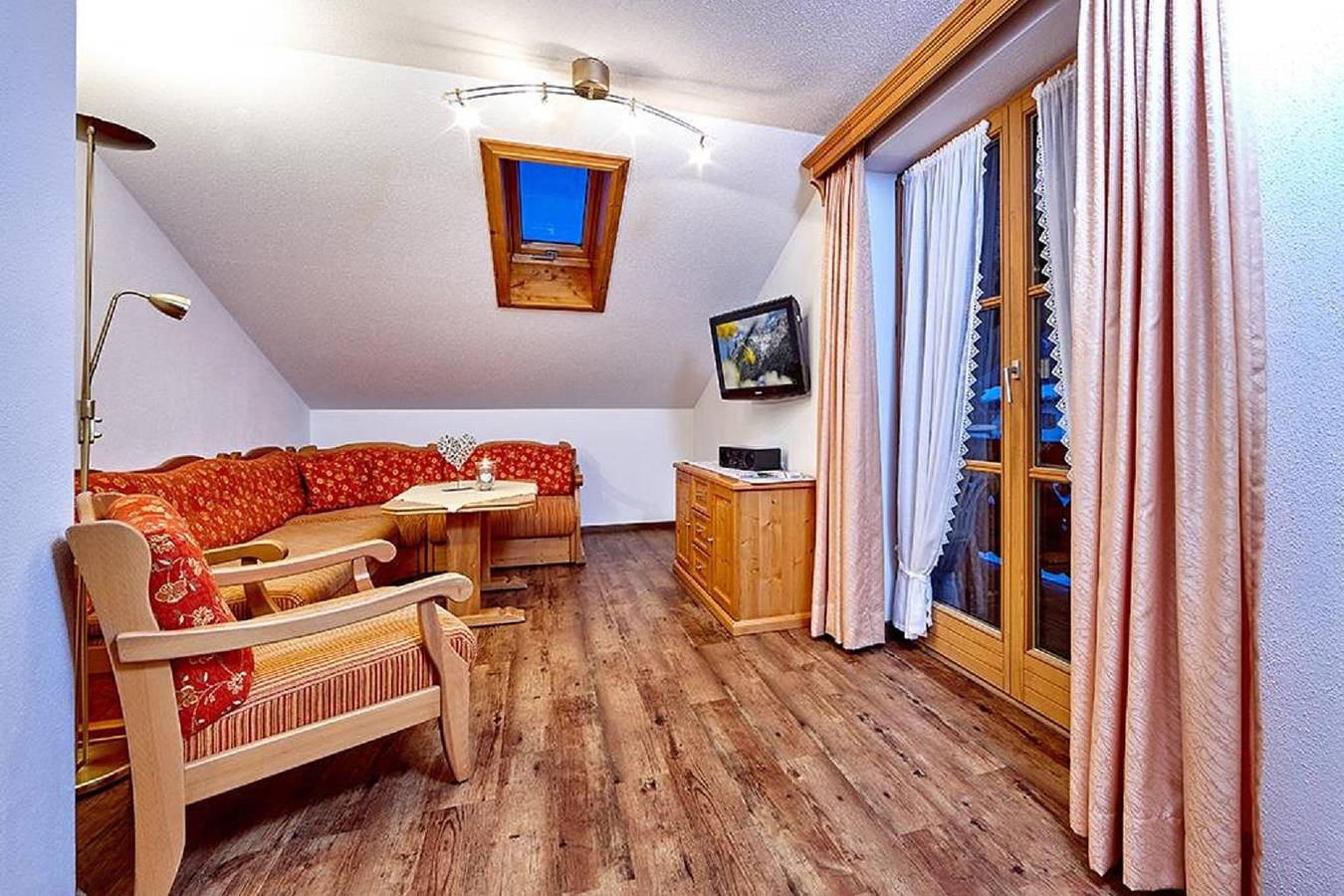Ganze Ferienwohnung, "Nr. 4" Fewo, 2 Schlafräume, Dusche, Wc in Wallgau, Walchensee