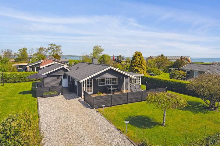 Feriehus for 4 personer, med terrasse og hage i Juelsminde