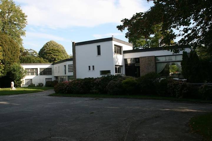 Location de vacances pour 10 personnes, avec piscine ainsi que terrasse et jardin à Saint-Planchers