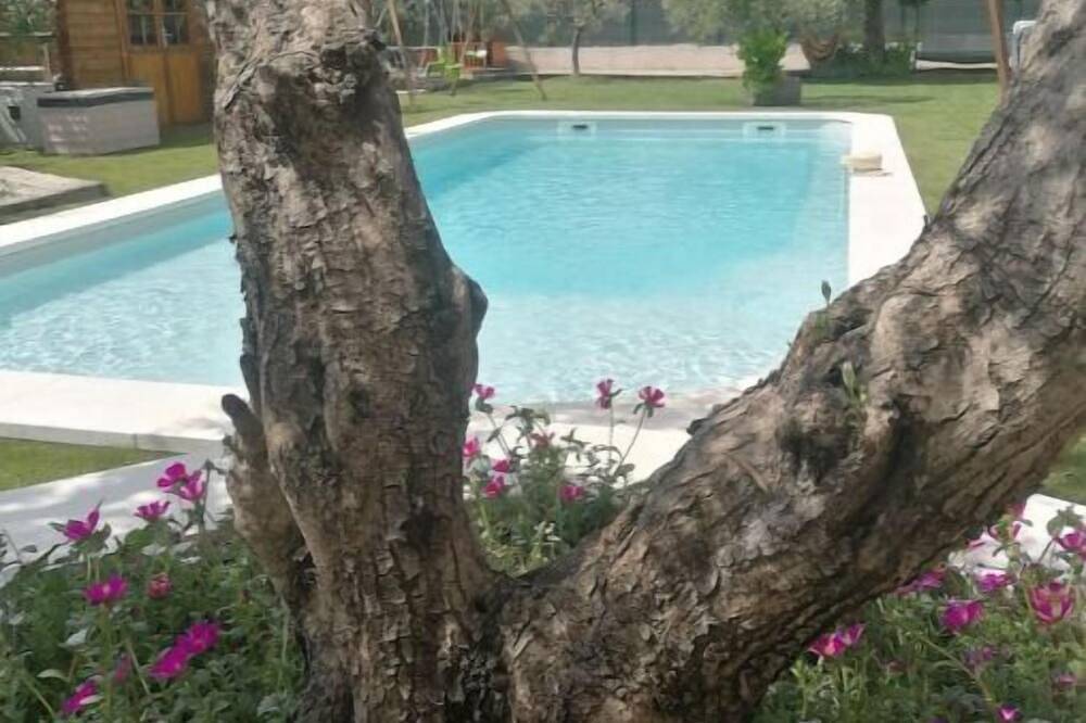 Entire apartment, L'atelier de Guytou et Spa in Cheval-Blanc, Parc naturel régional du Luberon