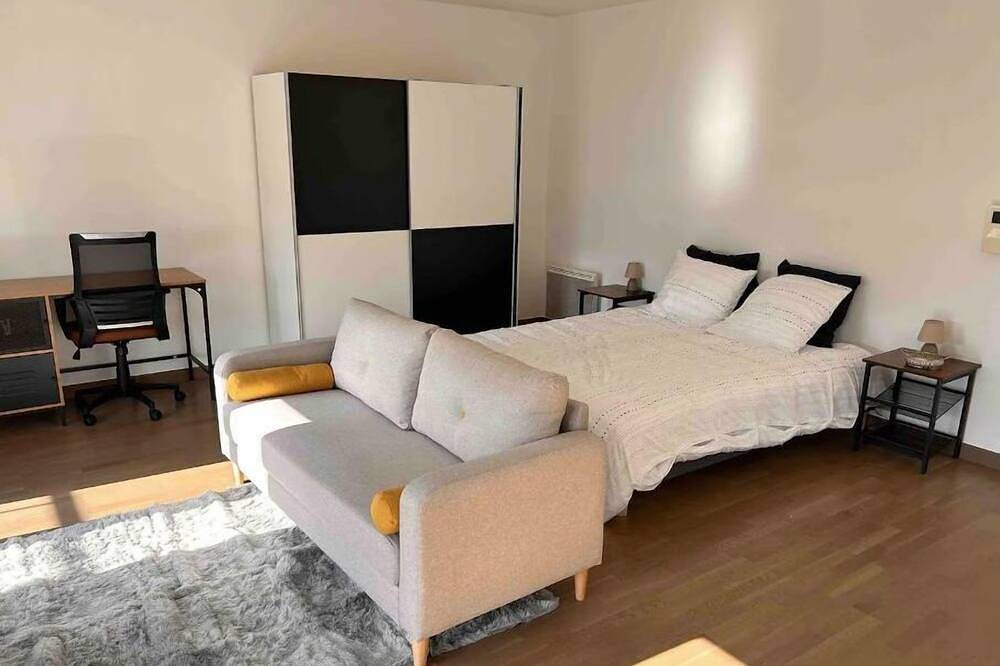 Entire apartment, Grand Studio de 37m2 Avec Terrasse de 12m2 in Villeneuve-le-Roi, Val-de-Marne