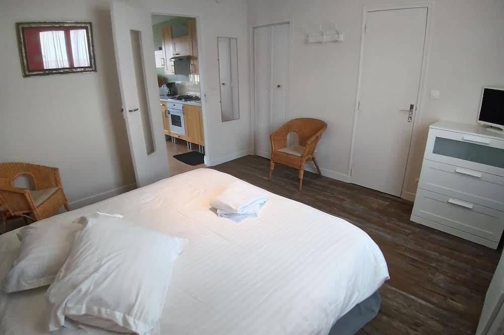 Entire apartment, Furnished apartment with all mod cons in a detached house with a garden in Bagnoles-de-l'Orne, Parc naturel régional Normandie-Maine
