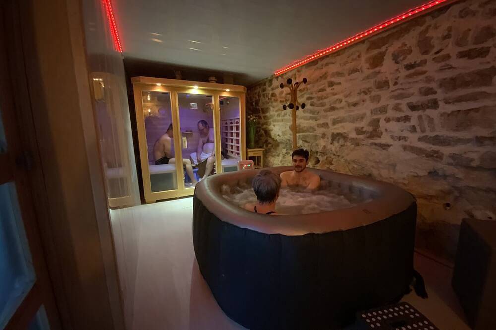 L'Oustaliere, Chambre Anne, accès spa et sauna in Saint-Georges-de-Lévéjac, Parc national des Cévennes