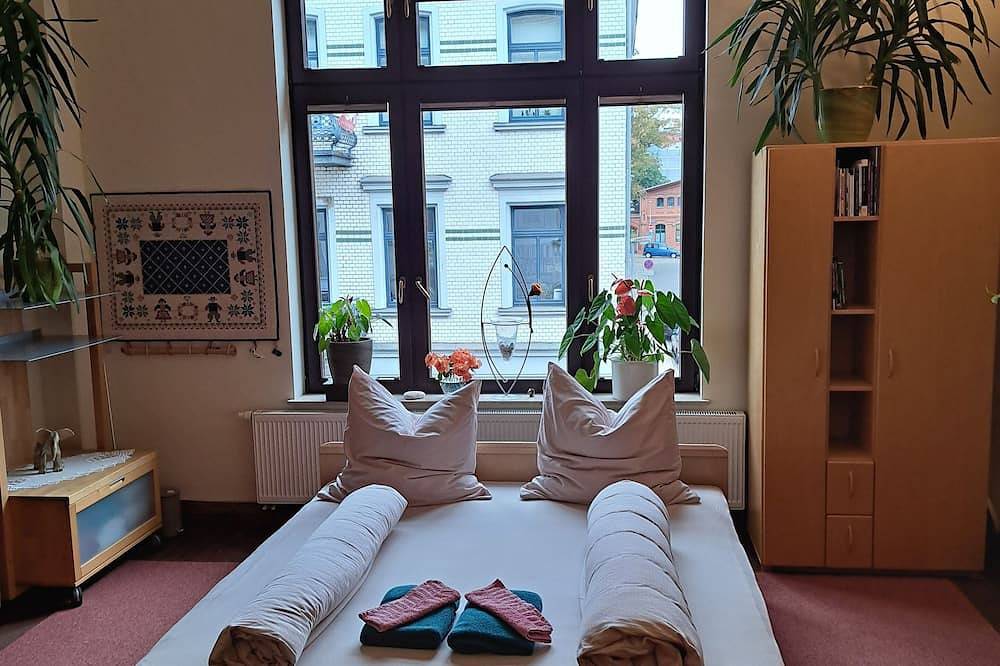 Ganze Wohnung, Xxl-Ferienzimmer mit Bad in Jugendstilvilla für 1-4 Personen im Zentrum in Schwerin, Schweriner See