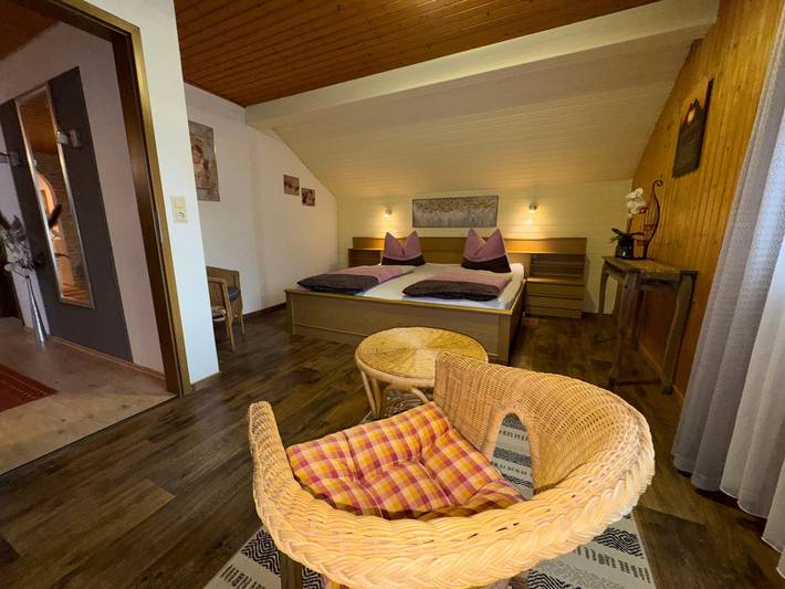Ganze Ferienwohnung, Ferienwohnung Wiese - Ferienwohnung (80qm) mit großem Balkon in ruhiger Lage in Riedenburg, Altmühltal