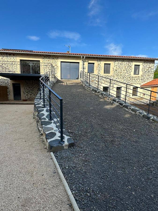 Location de vacances pour 12 personnes, avec Terrasse et Jardin à Lantriac