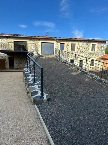 Gîte pour 12 personnes, avec terrasse et jardin à Lantriac
