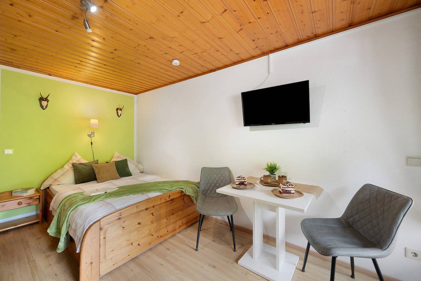 Ganzes Studio, Einzimmerapartment Nr. 4" mit Bergblick, gemeinsamer Terrasse und Wi-Fi in Bad Peterstal-Griesbach, Mittlerer Schwarzwald