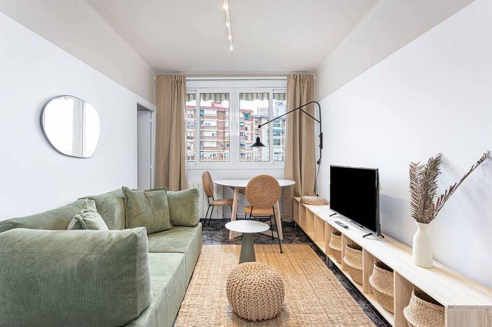 Ganze Wohnung, Lovely and cozy 3 bedroom home completely refurbished and designed for a pleasant and comfortable stay in Barcelona. in Cornellà de Llobregat, Baix Llobregat