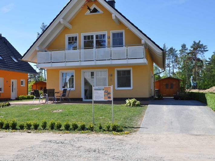 Ferienwohnung für 4 Personen, mit Sauna und Balkon sowie Seeblick und Garten, kinderfreundlich in Röbel