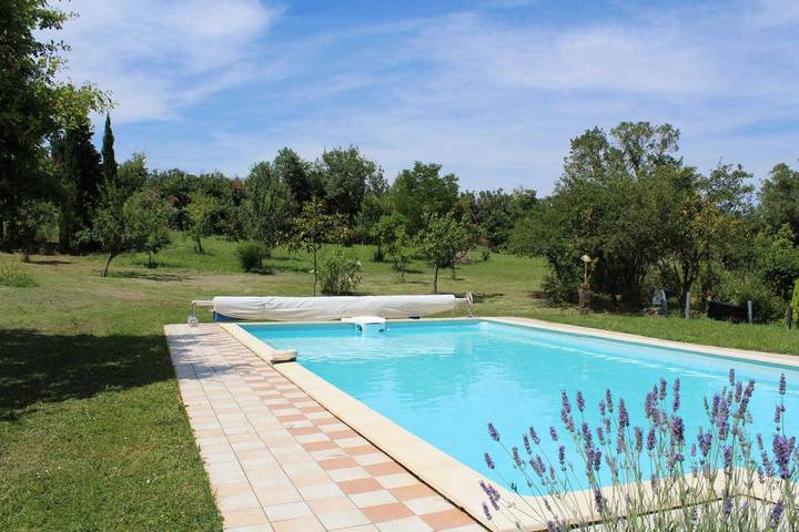 Gîte pour 8 personnes, avec Terrasse ainsi que Jardin et Piscine à Saint-Martin-Lalande