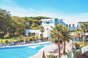 Hôtel pour 2 personnes, avec piscine ainsi que sauna et jardin, adapté aux familles à Sophia Antipolis